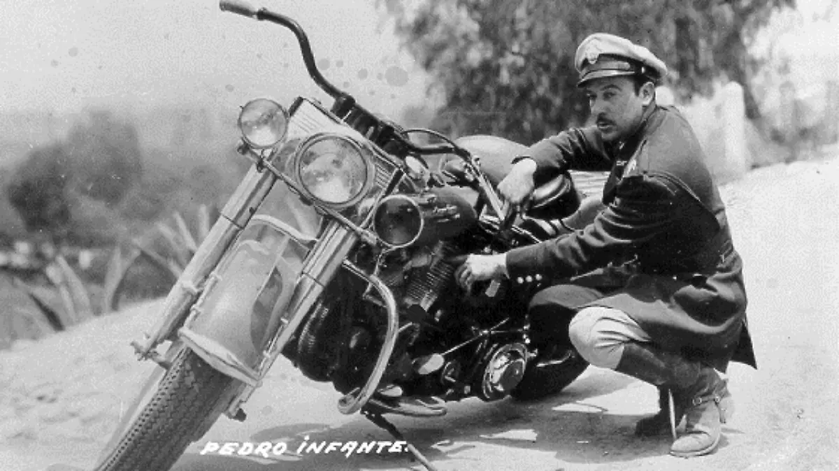 pedro infante y su moto